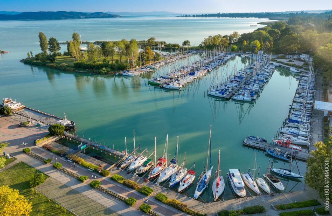 Fonix Hotel Balatonföldvár エクステリア 写真