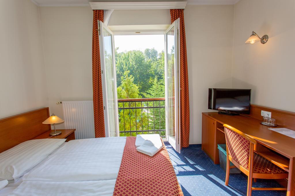 Fonix Hotel Balatonföldvár エクステリア 写真