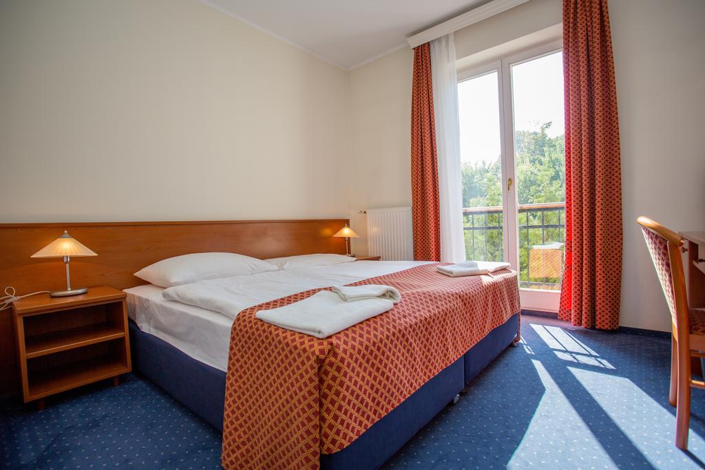 Fonix Hotel Balatonföldvár エクステリア 写真